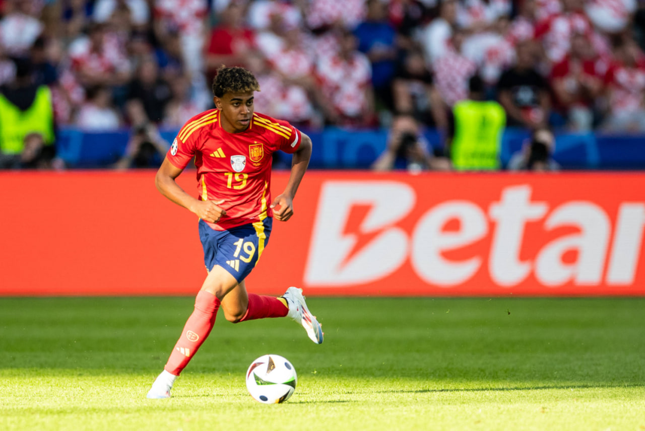 欧洲杯巅峰时刻！亚马尔被誉为梅西后拉玛西亚顶尖天才