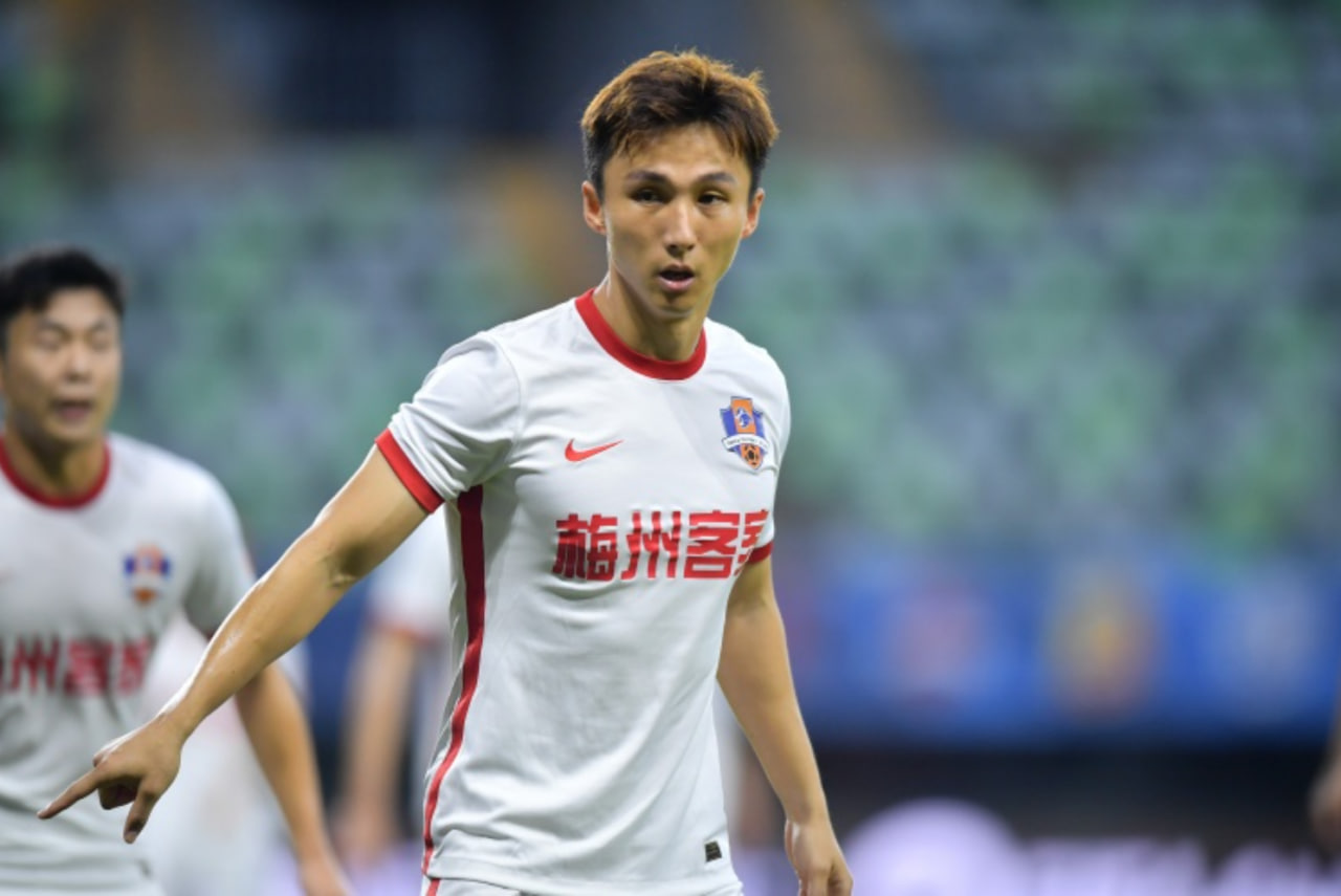 梅州客家的英雄：尹鸿博如何在伤病中坚持，为球队贡献力量